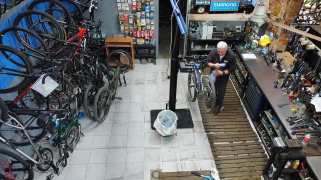 Interior e oficina da Loja das Bicicletas