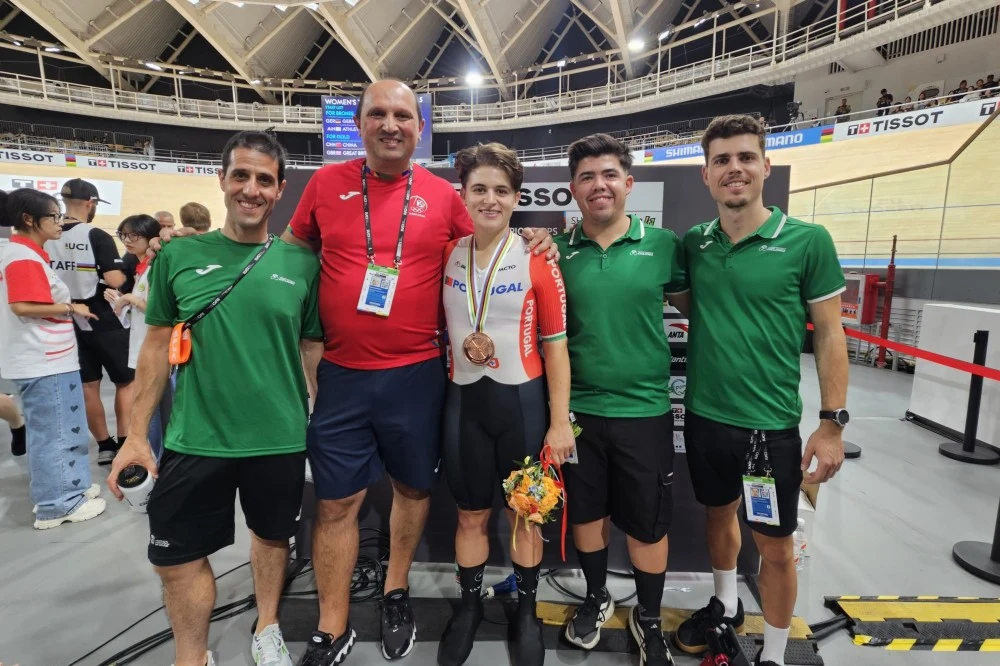 Maria Martins com a medalha de bronze, acompanhada pela equipa técnica portuguesa